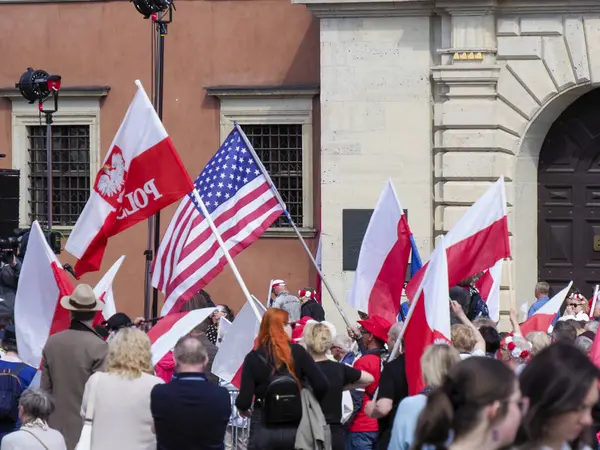 Vatanseverlik gösterisi sırasında tarihi şehir meydanında toplanan Polonya ve Amerikan bayrakları sallanıyor
