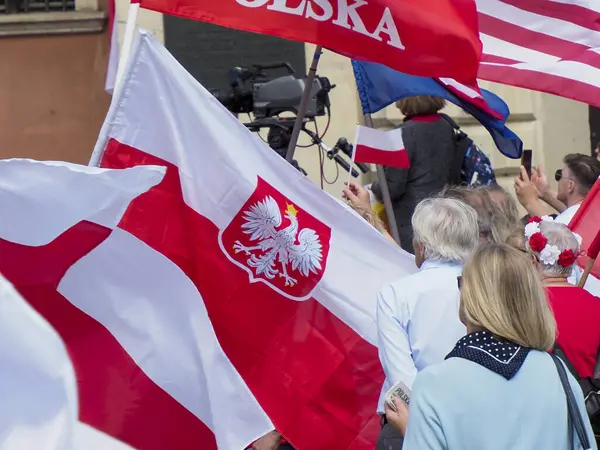 Polonya-Amerikan dostluğunu kutlamak için Varşova 'da düzenlenen uluslararası diplomatik etkinlikte Polonya ve Amerikan bayrakları birlikte sergilendi