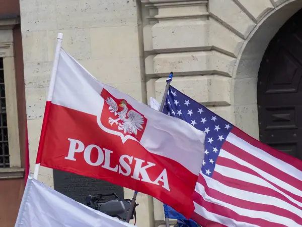 Polonya ve ABD bayrakları Varşova 'da düzenlenen diplomatik tören sırasında klasik mimari önünde birlikte dalgalanıyor