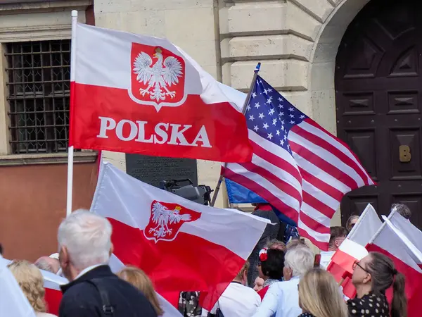 Mayıs ulusal kutlama etkinliği sırasında Varşova tarihi meydanında Polonya bayraklarıyla bir araya gelen kalabalık