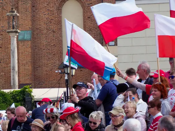 Polonya vatandaşları Mayıs ayındaki bağımsızlık kutlamaları sırasında Varşova şehir meydanında ulusal bayraklarla bir araya geldiler