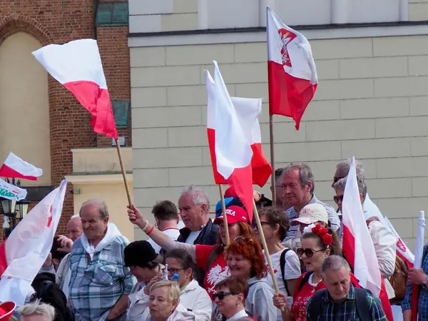 Ulusal etkinlik sırasında Varşova 'nın tarihi şehir merkezinde barış içinde gösteri yapan bayraklı Polonyalı protestocular