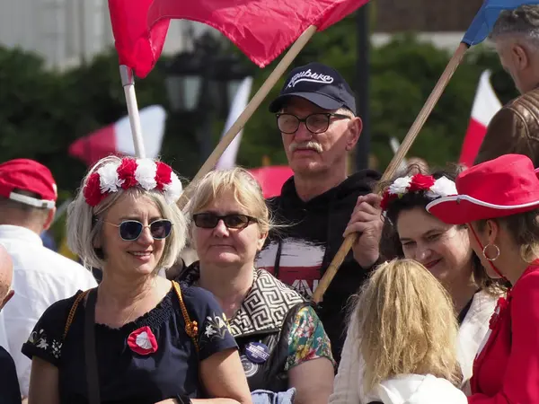 Polonyalı vatanseverler ulusal birlik ve bağımsızlığı kutlamak için Varşova 'da düzenlenen vatansever gösteriler sırasında ulusal bayraklarla bir araya geldiler.