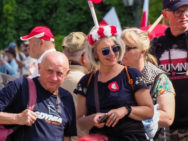Ulusal bağımsızlık kutlamaları sırasında bayraklar ve vatansever sembollerle birlik ve kararlılık gösteren Polonyalı göstericilerin yakın çekimleri