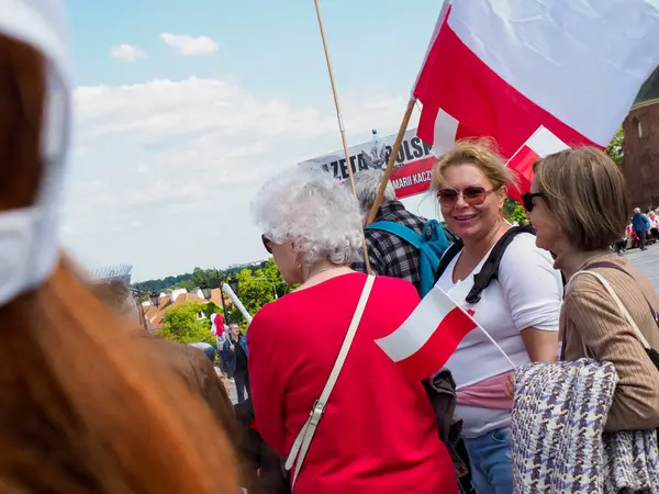Anayasa Günü kutlamaları sırasında Varşova sokaklarında ulusal bayraklarla bir araya gelen Polonyalı vatansever kalabalığı