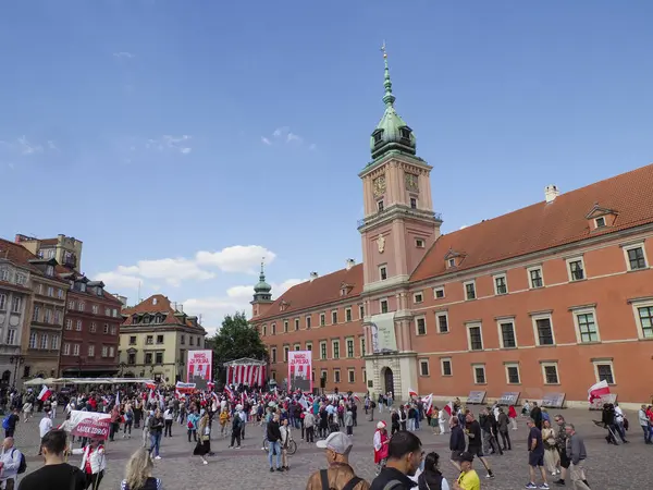 Tarihi Varşova Eski Şehir Kalesi Meydanı. Kalabalıklı vatansever kutlamalar sırasında renkli barok binalar.