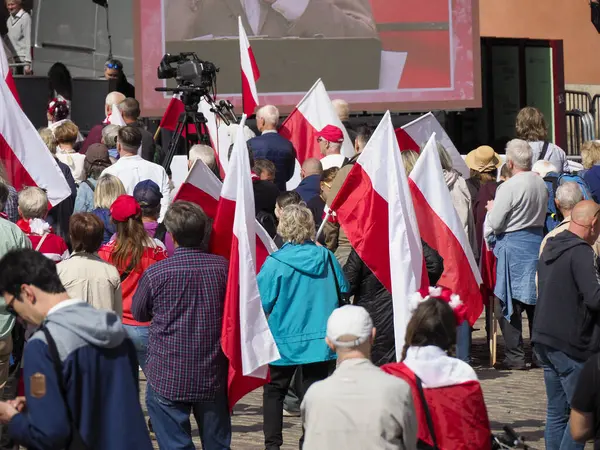 Polonya vatandaşları Varşova 'da Anayasa Günü' nü kutlayan vatansever gösteriler sırasında coşkuyla ulusal bayraklar sallıyor.