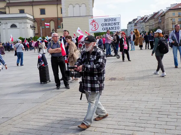 Profesyonel fotoğrafçı kültür kutlamalarını belgelerken, halk festivali sırasında kalabalık tarihi kaldırım taşı meydanında toplandı.