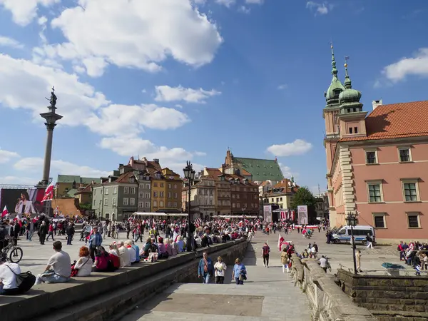 Kraliyet Kalesi ve mavi bulutlu gökyüzü altında renkli tarihi binaları olan Varşova Eski Kasabası panoramik manzarası