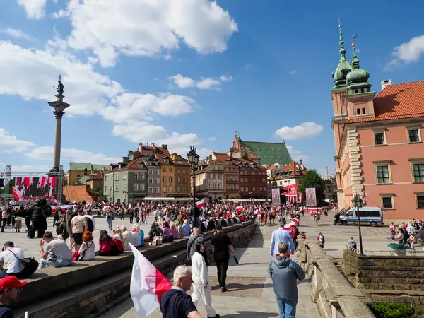 Varşova Eski Şehir Meydanı, kültür festivali kutlamaları sırasında kalabalıkla doluydu.