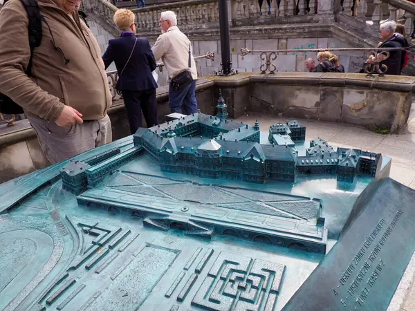 Detaylı bronz yardım haritası modeli Varşova 'nın tarihsel ziyaretçiler için planlarını gösteriyor