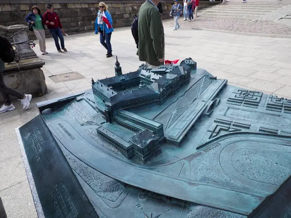 Turistlerin mimari ayrıntıları incelediği Varşova Kraliyet Kalesi 'nin bronz dokunmatik modeli