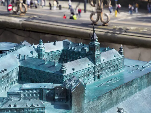 Detaylı ortaçağ mimarisi modelini gösteren bronz kabartma Varşova şehir modelinin yakın görüntüsü