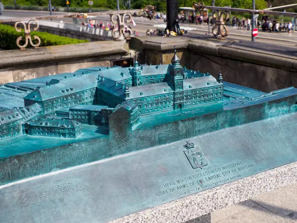 Bronz Varşova şehri yardım modelinin geniş açılı görüntüsü turistlerin dokunulabilir tarihi haritayı keşfettikleri