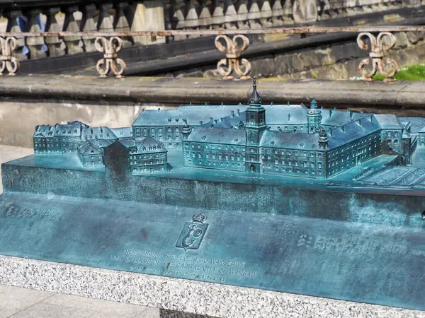 Süslü bakır çatı detaylarıyla mavi gökyüzüne karşı tarihi barok mimarisi