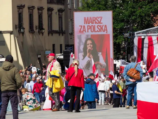 Kamu meydanında ulusal bayraklar ve siyasi kampanya pankartları taşıyan Polonya siyasi mitingleri