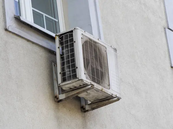 Pencere çerçevesinin yanındaki dış duvara tek beyaz klima kurulmuş.