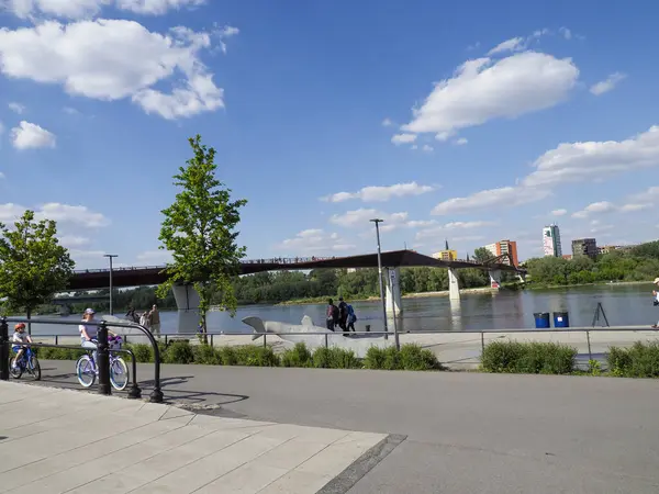 Vistula Nehri boyunca modern köprü ve Varşova şehri ufuk çizgisi manzaralı geniş yaya geçidi.