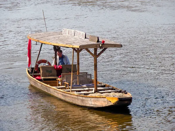 Sakin bir yaz sabahı rıhtıma yanaşmış geleneksel ahşap nehir teknesi.