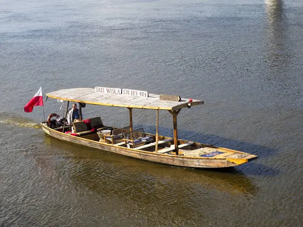 Varşova kıyısı yakınlarındaki Vistula nehrinin sakin sularında Polonya bayrağı taşıyan geleneksel ahşap yolcu gemisi.