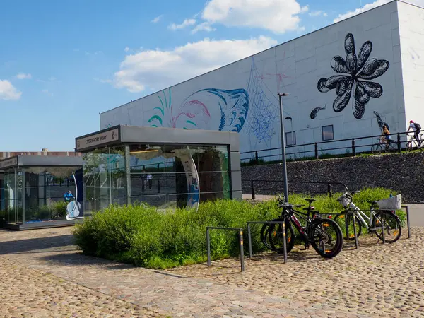 Park halindeki bisikletli modern alışveriş merkezi güneşli bir günde kentsel yaşam tarzı yaratıyor.