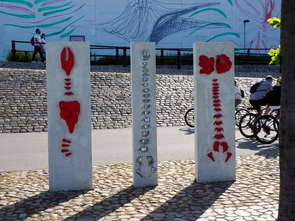 Yaz günlerinde kalp sembolleri ve eğlence tesislerinin yer aldığı modern deniz kenarı gezintileri