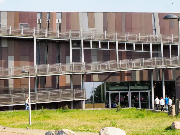 Kentsel kalkınma bölgesinde yapı iskelesi ve yeşil çimenlik alanı olan modern iskan binası