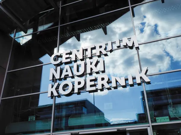 Centrum Nauki Kopernik binasının yakın çekim görüntüsü geometrik cam mimari çerçeve boyunca işaret veriyor