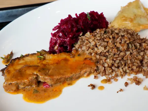 Zengin soslu gurme tavuk göğsü yanında karabuğday ve canlı pancar salatası.