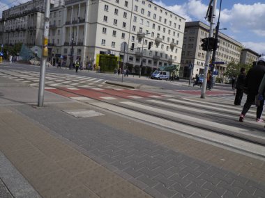 Arka planda yaya geçidi desenleri ve modern şehir binalarıyla kentsel sokak kavşağının düşük açılı görüntüsü