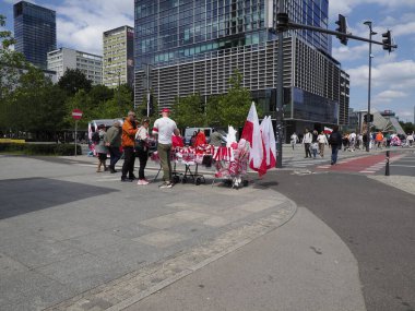 Varşova şehir merkezinde kırmızı ve beyaz bayraklar taşıyan protestocularla Polonya 'daki siyasi gösterilere geniş açılı bakış açısı
