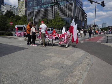 Ulusal bayraklı Polonyalı göstericiler Varşova iş merkezi binaları önünde siyasi protesto için toplandılar