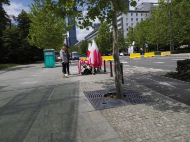 Varşova konut binaları ve yeşil alan yakınlarındaki bayraklar ve protestocularla Polonya 'daki sokak manzaralı gösteriler