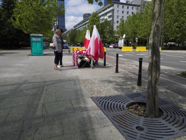 Varşova yakınlarındaki yerleşim bölgesinde kırmızı ve beyaz bayraklı Polonyalı protestocuların sokak manzarası