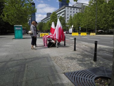 Siyasi protesto sırasında Varşova caddesinde ellerinde ulusal pankartlar bulunan Polonyalı göstericiler yürüyorlar