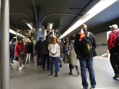 Şehir içi metro istasyonunda yürüyen ve işe gidip gelen bir sürü insanla dolu.