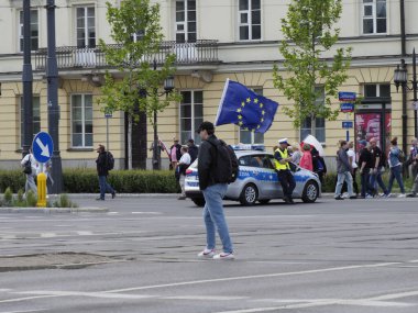 Varşova sokaklarında ulusal ve AB pankartlarıyla siyasi gösteri yürüyüşüne aktif katılımcılar
