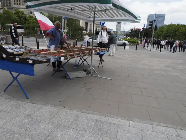 Sokak satıcıları, şehir merkezindeki açık pazarda katlanan masalarda kitap ve basılı materyaller sergiliyor.