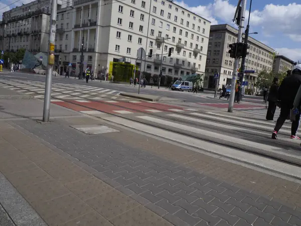 Arka planda yaya geçidi desenleri ve modern şehir binalarıyla kentsel sokak kavşağının düşük açılı görüntüsü