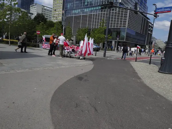 Barışçıl gösteri sırasında halk şehir meydanında protesto pankartları ve bayraklarla toplandı.