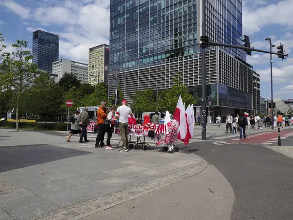 Polonya bayrakları taşıyan vatandaşlar Varşova şehir merkezindeki modern gökdelenlerin yakınlarındaki barışçıl siyasi mitinglere katıldılar.