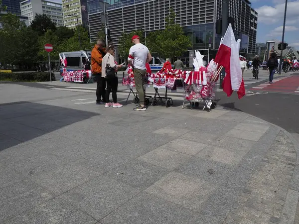 Varşova şehir meydanına dağılmış protestocular ve bayraklarla Polonya 'nın siyasi mitinglerine uzun vadeli bakış açısı