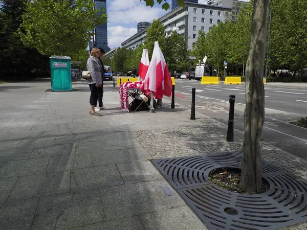 Varşova yakınlarındaki yerleşim bölgesinde kırmızı ve beyaz bayraklı Polonyalı protestocuların sokak manzarası