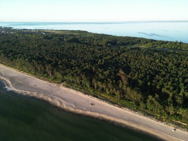 Orman yarımadasının muhteşem hava manzarası bozulmamış mavi sularla çevrili doğal bir liman oluşturuyor.