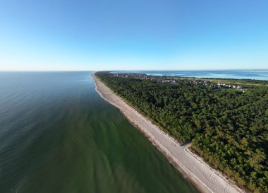 Orman yarımadasının muhteşem hava perspektifi kristal berrak sularda doğal körfez yaratıyor.