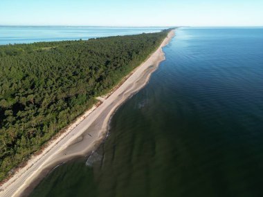 Zümrüt suları ve kumlu plajı olan el değmemiş Baltık kıyı şeridine göz alıcı kuş bakışı.