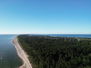 Baltık kıyı yerleşiminin görkemli hava perspektifi yemyeşil ormanlarla çevrili.