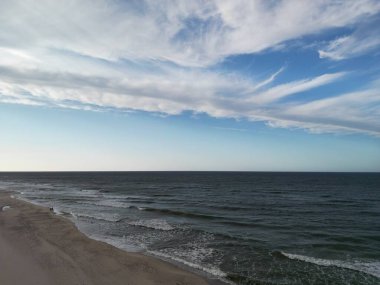 El değmemiş Baltık Denizi kıyı şeridi, altın kumsal ve dalgalı dalgalar.
