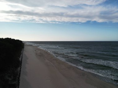 Sonsuz Baltık Denizi 'ne tepeden bakan kıyılar dramatik bir perspektif ve mavi ufuk.