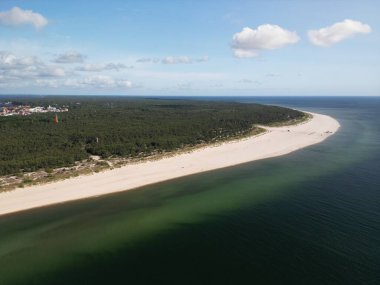 Kıvrımlı kumlu sahil, zümrüt yeşili okyanus sularıyla muhteşem hava sahili manzarasında buluşur.